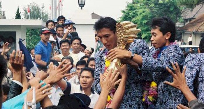 Sejarah Hari Ini Persib Juara Ligina I: Bobotoh Bikin Puncak Lumpuh, Konvoi dari Jakarta ke Bandung hingga Sekolah Diliburkan